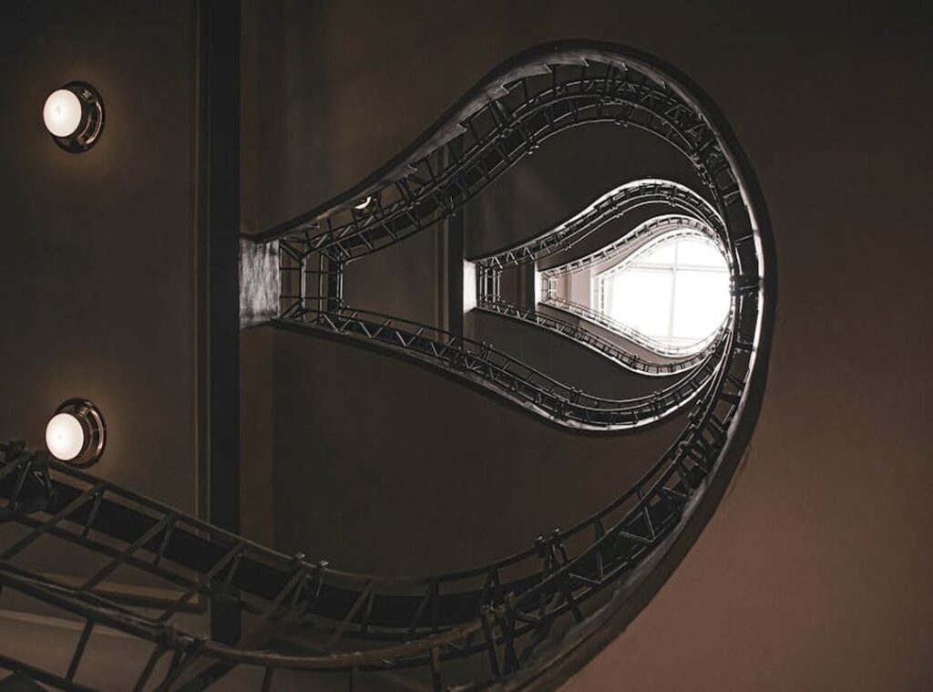 escaleras para segundo piso en poco espacio exterior