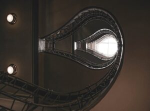 escaleras para segundo piso en poco espacio exterior